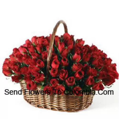 Um lindo arranjo de 100 rosas vermelhas com complementos sazonais