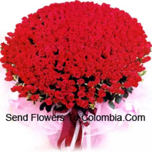 季節の花材を添えた300本の赤いバラの大きな束