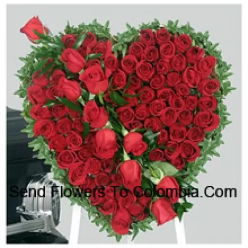 Um belo arranjo em forma de coração com 100 rosas vermelhas