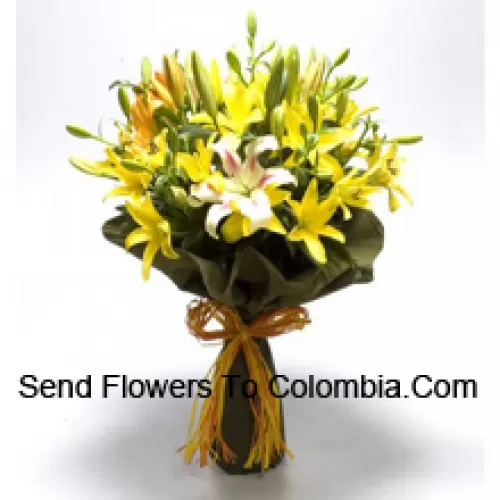 Duży bukiet żółtych i białych lilii z sezonowymi wypełniaczami