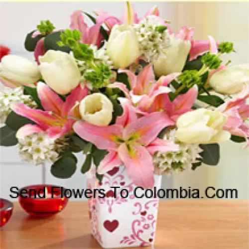 Pinkit liljat ja valkoiset tulppaanit erilaisilla valkoisilla täytteillä lasimaljakossa - Huomaa, että jos tiettyjä kausikukkia ei ole saatavilla, ne korvataan muilla saman arvoisilla kukilla