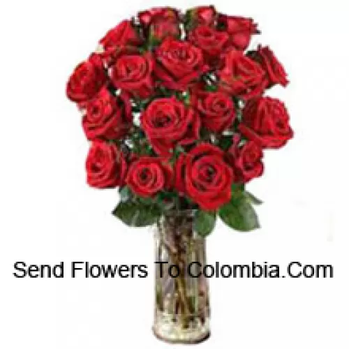 花瓶に入った18本の赤いバラとシダの花