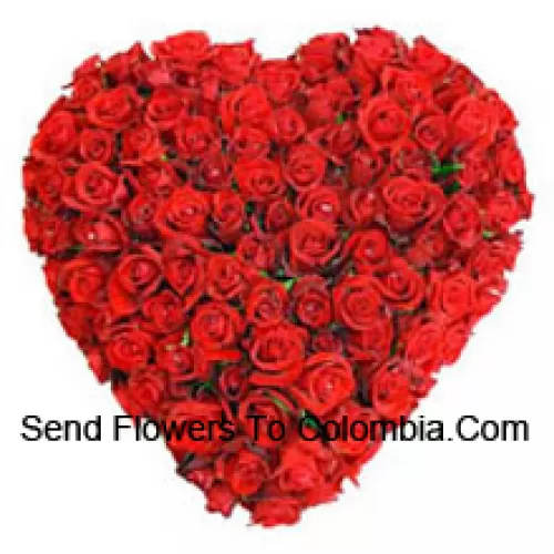 Układ w kształcie serca z 100 czerwonych róż