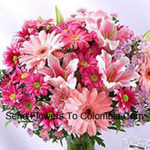 Разноцветные цветы в вазе