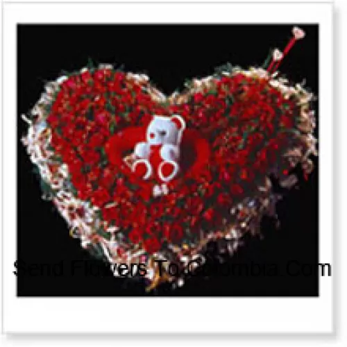 Aranjament în formă de inimă din 100 de trandafiri roșii și un ursuleț de pluș