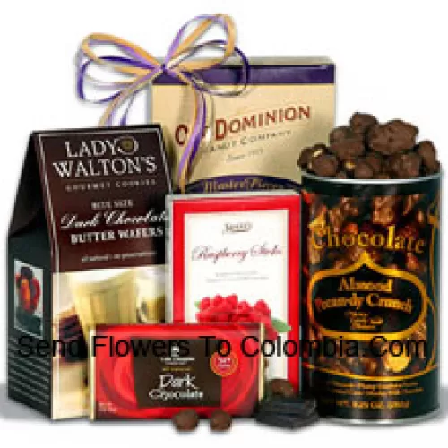 Spécialement conçu pour emmener tout chocoholique dans un voyage vers le bonheur du chocolat, à l'intérieur, votre heureux destinataire trouvera des gaufrettes au beurre de chocolat noir, des cacahuètes enrobées de chocolat toffee, des bâtonnets de framboise au chocolat noir, une barre de chocolat noir signature et un mélange croquant d'amandes et de noix de pécan au chocolat (Veuillez noter que nous nous réservons le droit de substituer tout produit par un produit approprié de valeur égale en cas de non-disponibilité d'un certain produit)