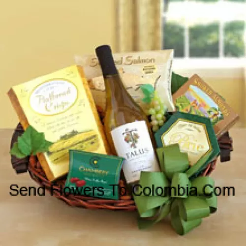 Questo cesto regalo include un delizioso vino bianco californiano abbinato a un assortimento di snack gourmet. Gli snack gourmet includono: croccanti flatbread, salmone affumicato, formaggio, mandorle affumicate e praline al cioccolato. (Il contenuto del cesto, compreso il vino, può variare a seconda della stagione e del luogo di consegna. In caso di indisponibilità di un determinato prodotto, lo sostituiremo con un prodotto di valore uguale o superiore)