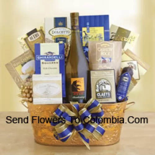 Questo cesto regalo include una bottiglia di Chardonnay legnoso e un generoso assortimento di prelibatezze gourmet, tra cui: biscotti Dolcetto, quadretti di cioccolato Ghirardelli, crackers all'acqua Three Pepper, biscotti Biscoff, biscotti all'inglese, Cashew Roca, biscotti con gocce di cioccolato, formaggio, grissini al formaggio, salame e fudge al cioccolato. (Il contenuto del cesto, compreso il vino, può variare a seconda della stagione e del luogo di consegna. In caso di indisponibilità di un determinato prodotto, lo sostituiremo con un prodotto di pari o maggior valore)