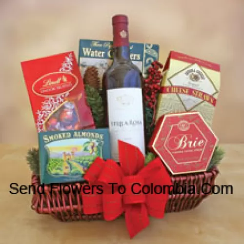 Questo bellissimo cesto regalo include una bottiglia di cabernet sauvignon della California, gustosi mandorle affumicate, formaggio, crackers all'acqua, croccanti bastoncini al formaggio e praline di cioccolato Lindt. (Il contenuto del cesto incluso il vino può variare a seconda della stagione e della località di consegna. In caso di indisponibilità di un certo prodotto, lo sostituiremo con un prodotto di valore uguale o superiore)