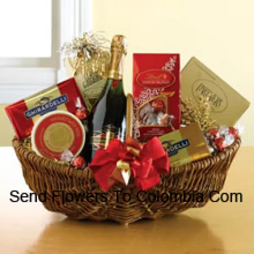 Questo cesto regalo include vino frizzante Domain Ste. Michele, assortimento di praline al cioccolato, 2 barrette di cioccolato classico Ghirardelli, crackers al sesamo tostato, formaggio gourmet e misto di frutta secca salata. (Il contenuto del cesto, compreso il vino, può variare a seconda della stagione e del luogo di consegna. In caso di indisponibilità di un certo prodotto, lo sostituiremo con un prodotto di valore uguale o superiore)